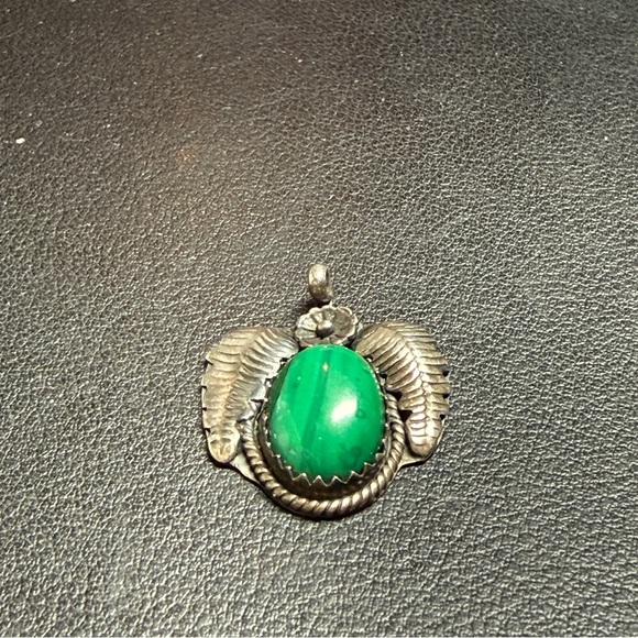Vintage Sterling Silver Native American Navajo Oval Malachite Pendant 1" x 7/8" - Picture 2 of 10